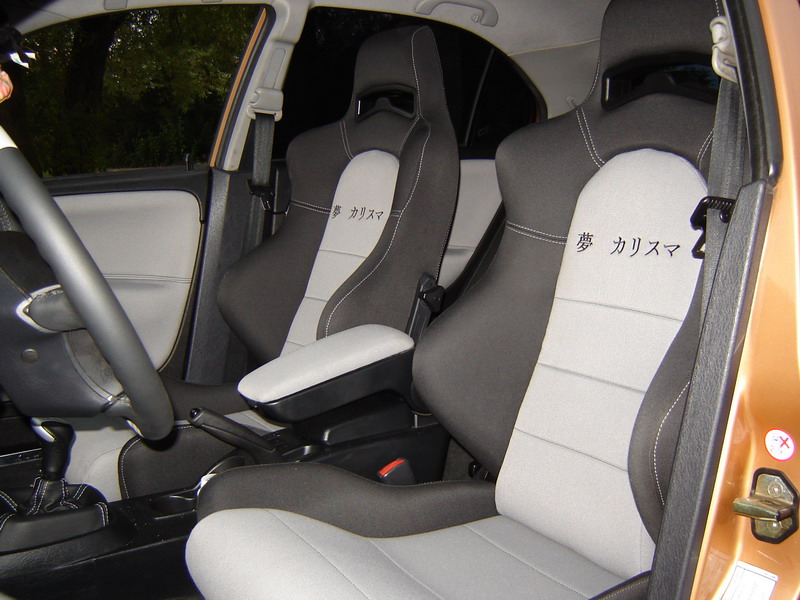 Sitzreihe vorn mit Stickerei.jpg