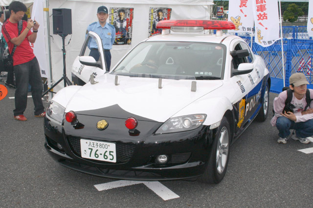 Mazda_RX-8_police_car_in_Tokyo.jpg