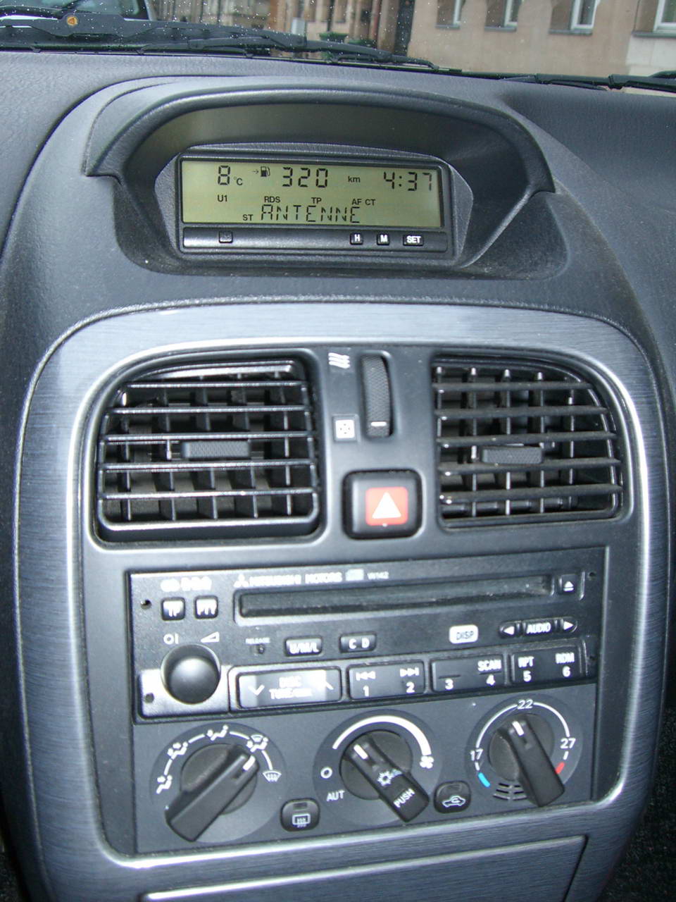 2010-02-23 Mitsubishi Carisma 002.JPG