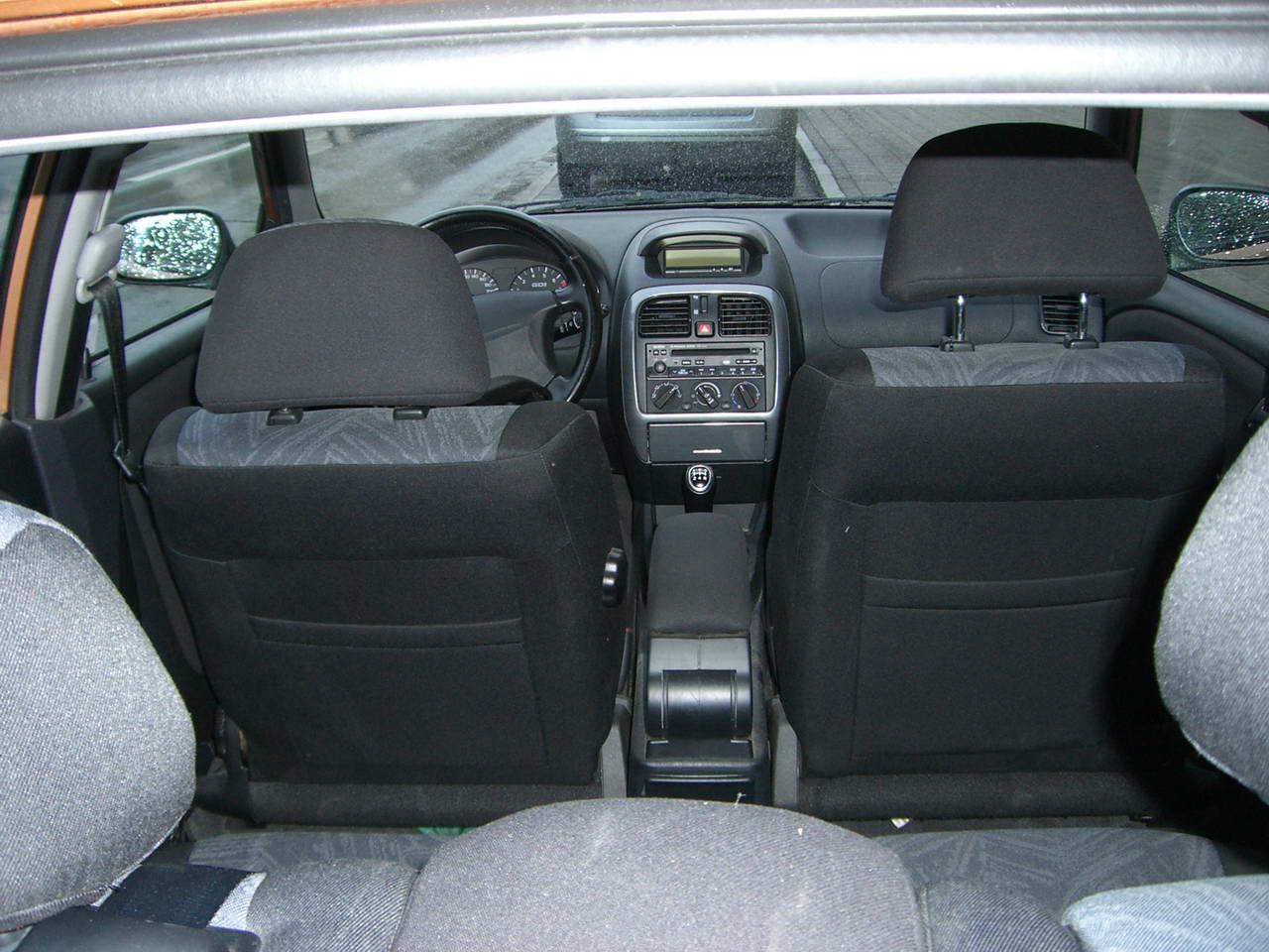 2010-02-23 Mitsubishi Carisma 009.JPG